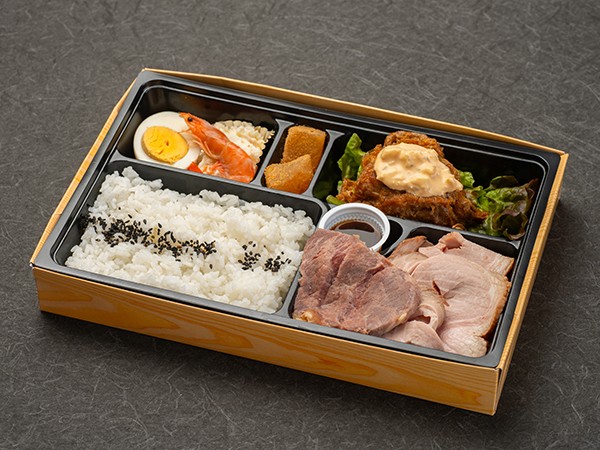 ステーキ＆低温調理のレアチャーシューと煮玉子タルタルのチキン南蛮弁当