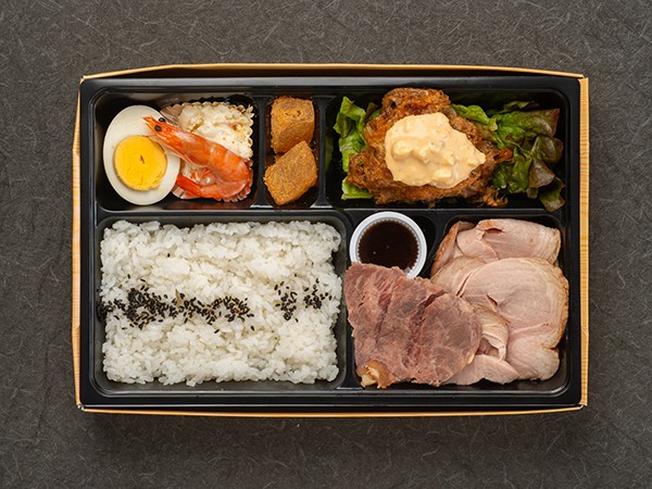 ステーキ＆低温調理のレアチャーシューと煮玉子タルタルのチキン南蛮弁当