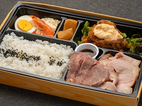 煮玉子タルタルのチキン南蛮と低温調理のレアチャーシュー＆ステーキ弁当