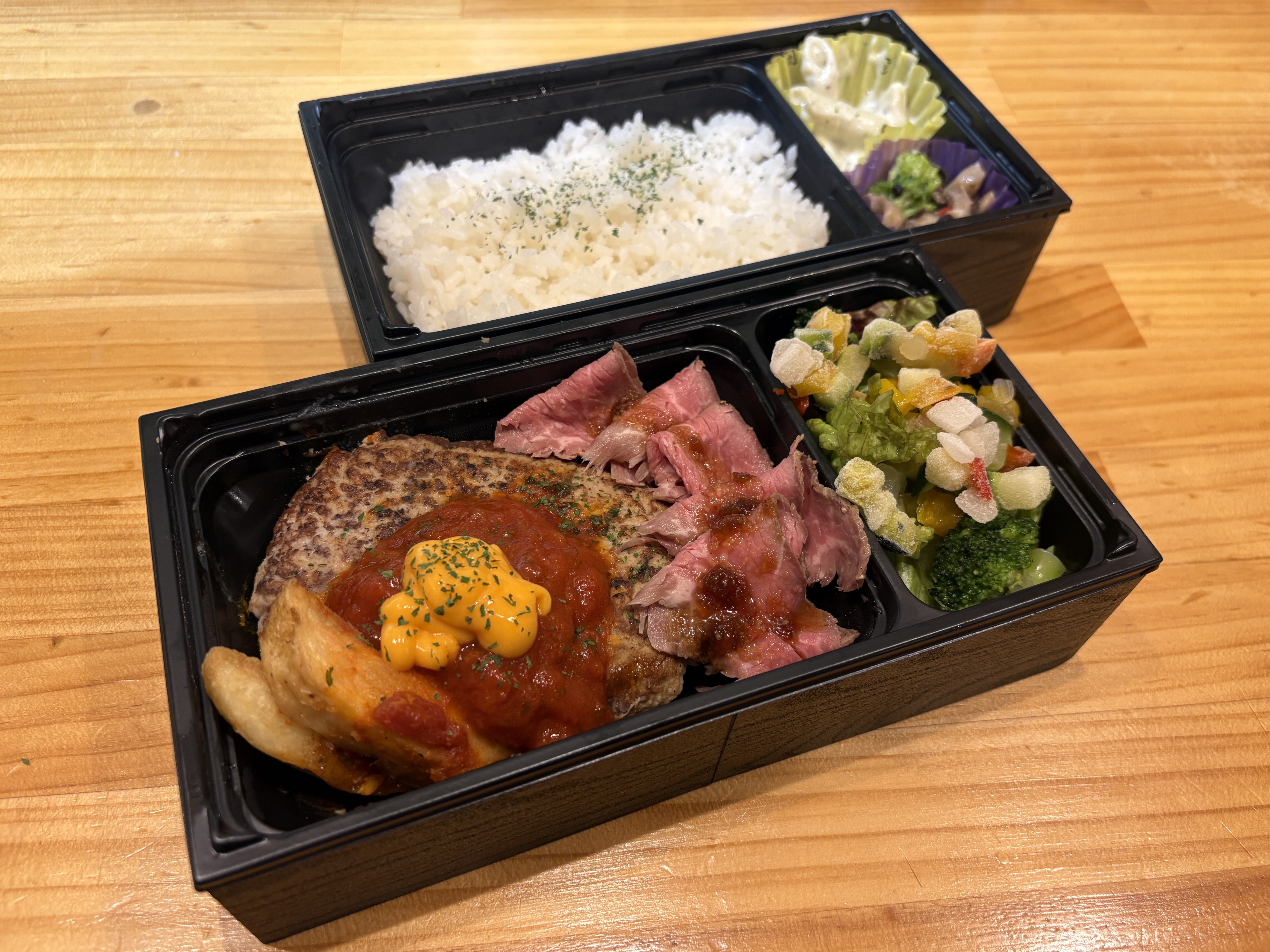 トマトチーズハンバーグ×ローストビーフ二段重
