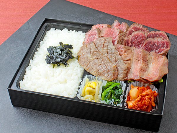 焼肉すだくの4種盛り（近江牛カルビ、牛たん、牛ハラミ、シンタマステーキ）