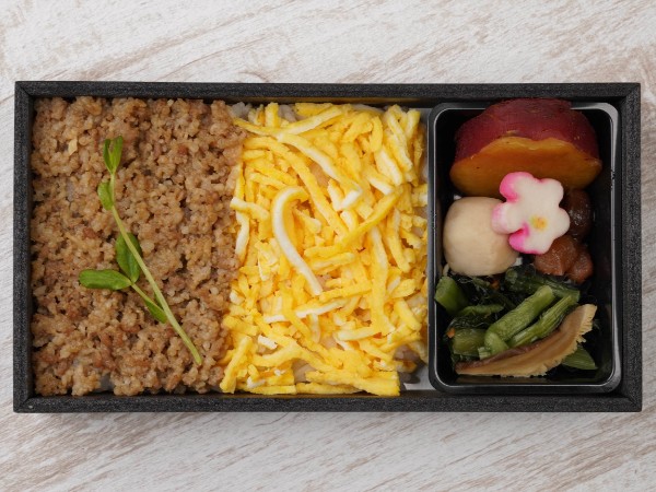 飛騨牛そぼろと錦糸玉子のお重