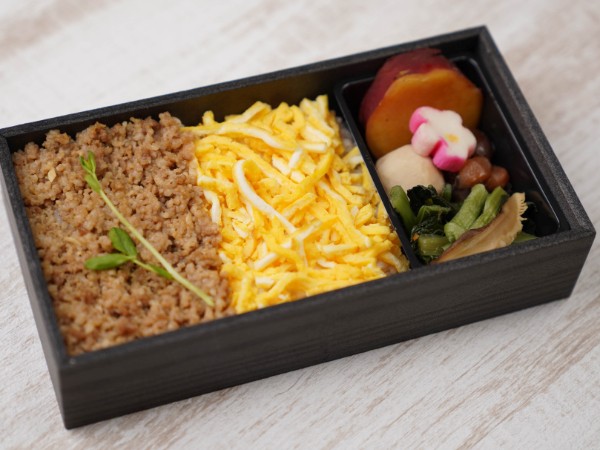 飛騨牛そぼろと錦糸玉子のお重