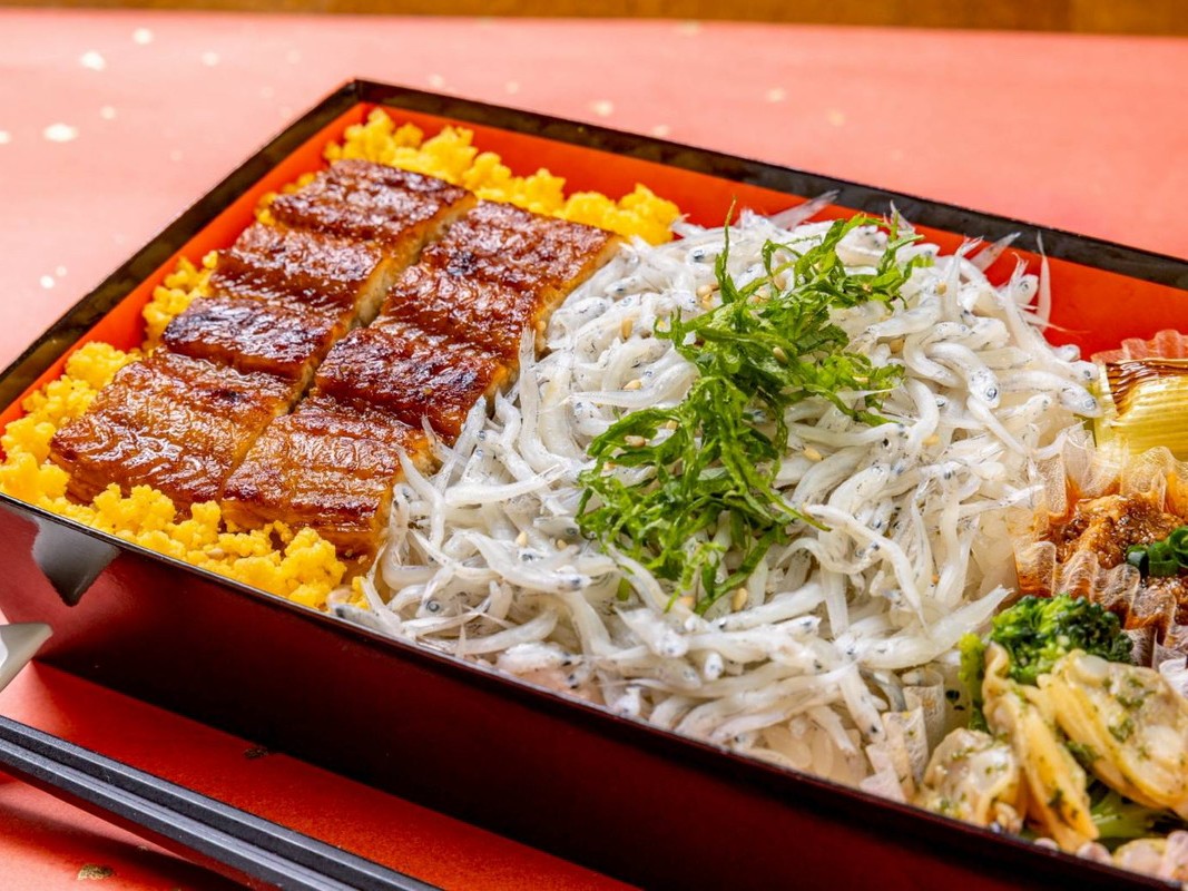 松吉家の鰻・瀬戸内しらすのお重と３種のお菜
