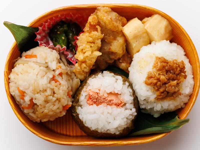 お米がおいしい！おにぎり弁当（だしむすび・焼きたらこ・肉そぼろ）