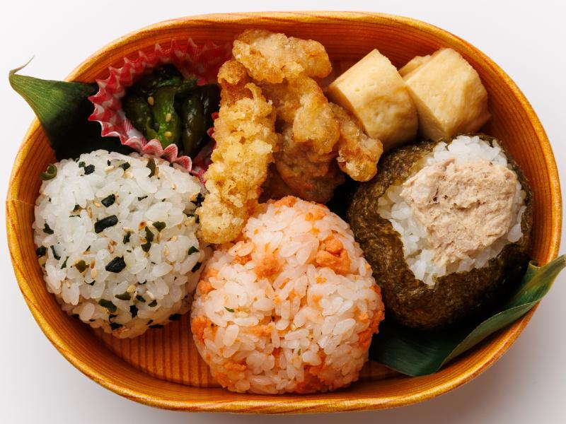 お米がおいしい！おにぎり弁当（わかめ・鮭・ツナマヨ）
