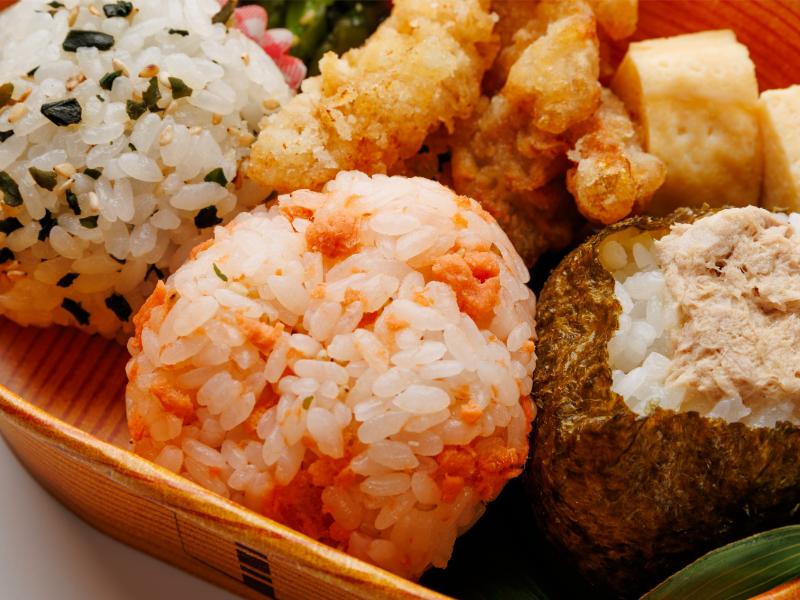 お米がおいしい！おにぎり弁当（わかめ・鮭・ツナマヨ）