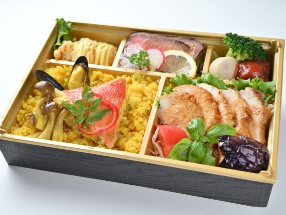 グリルチキンと金目鯛の特製パエリア弁当