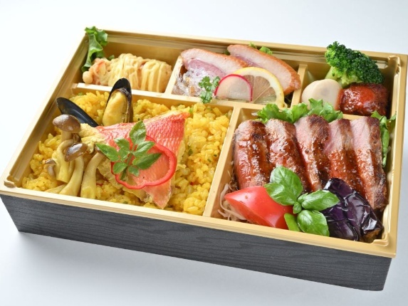 サーロインステーキと金目鯛の特製パエリア弁当