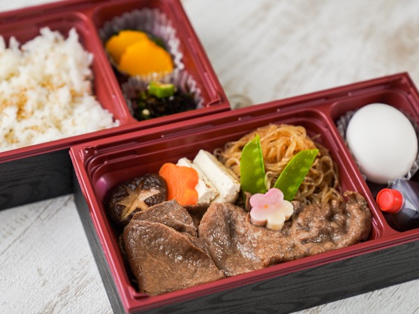 二段重ねのすき焼き重