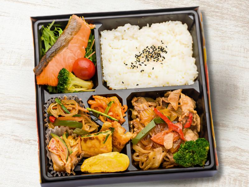 生姜焼きと焼き鮭弁当
