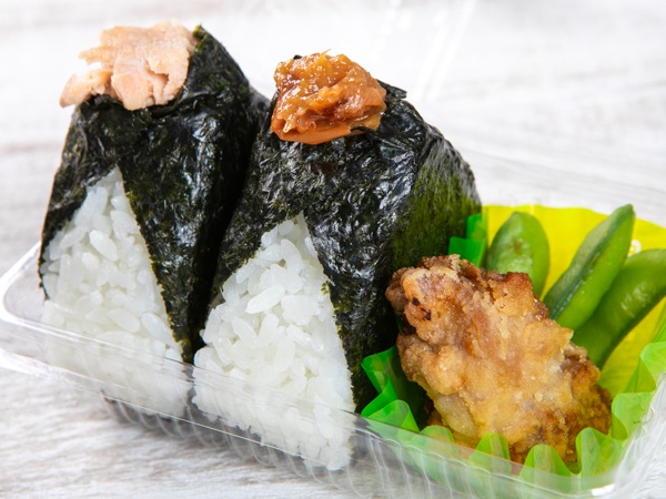 【お結び２種＋米粉の揚げない唐揚げセット】北海道産焼き塩鮭（無添加）＆紀州南高梅（無着色）