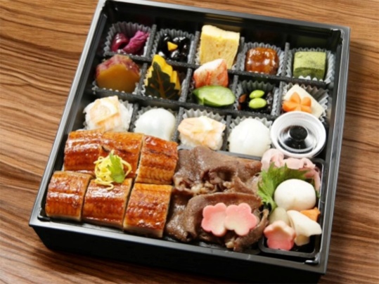 すき焼きと鰻の蒲焼きと手まり寿司