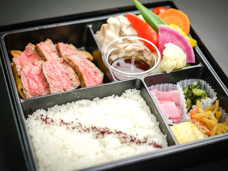 こだわり赤身牛ステーキと豚しゃぶ弁当