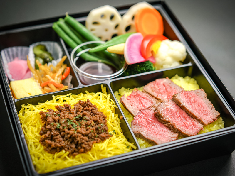 こだわり赤身牛ステーキと国産牛そぼろ弁当