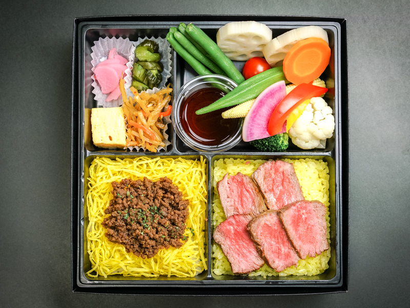 こだわり赤身牛ステーキと国産牛そぼろ弁当