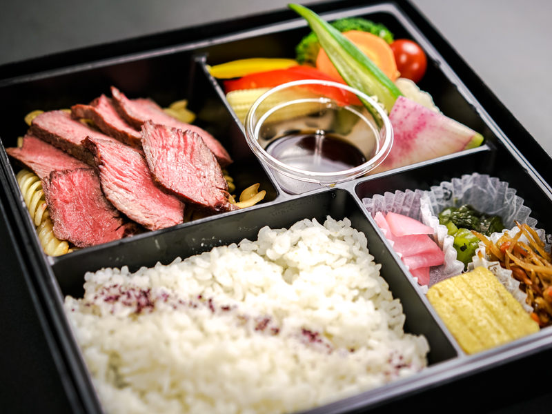 こだわり赤身牛ステーキと季節の温野菜弁当