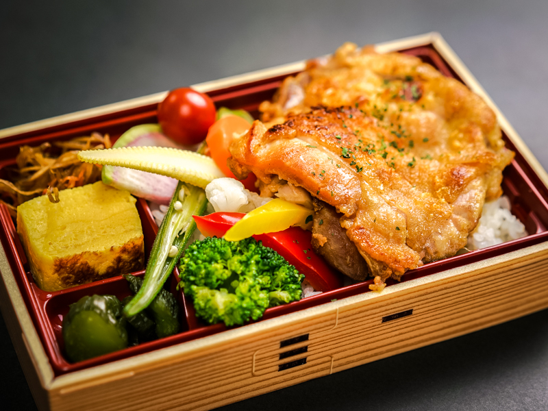 国産鶏もも肉のグリル重弁当