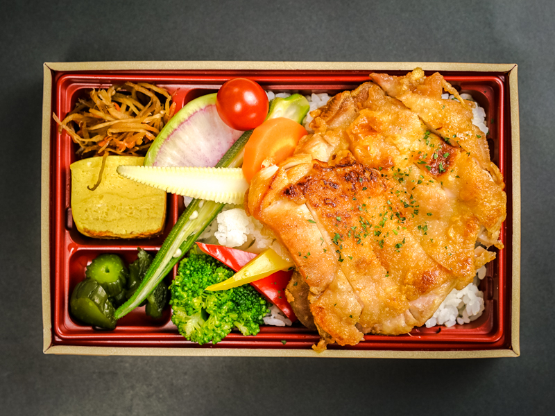 国産鶏もも肉のグリル重弁当