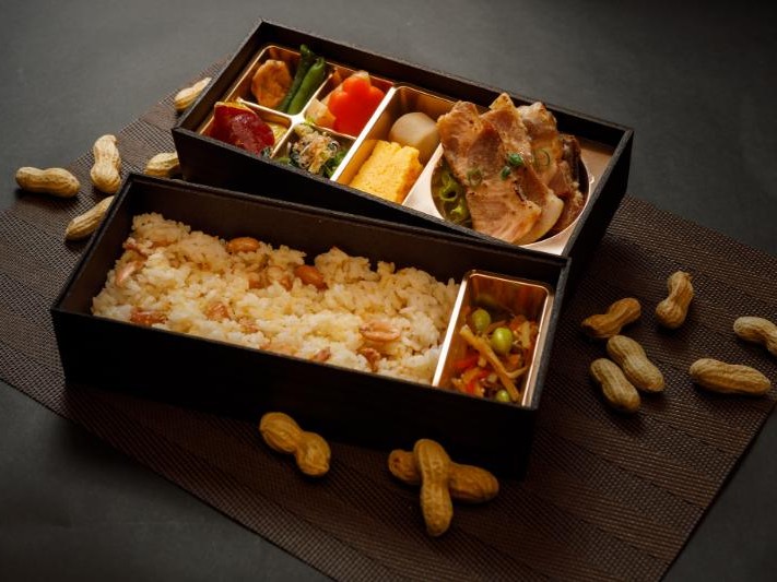 落花生ご飯と味噌漬け焼豚二段重