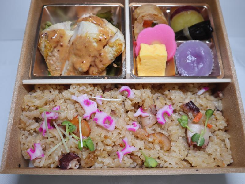 チキンソテーの海鮮炊き込みご飯弁当