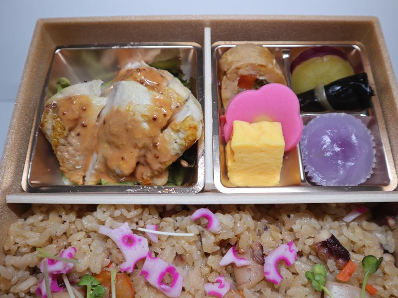 チキンソテーの海鮮炊き込みご飯弁当