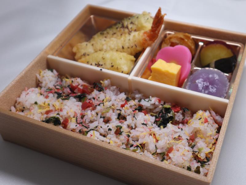 3種てんぷらの梅ちりめんご飯弁当