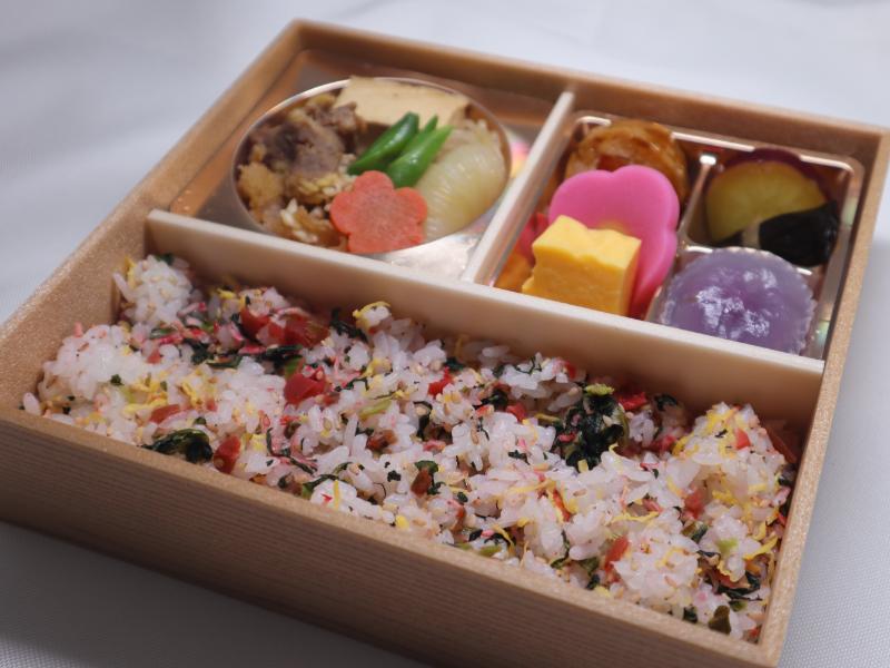 牛すき焼きの梅ちりめんご飯弁当