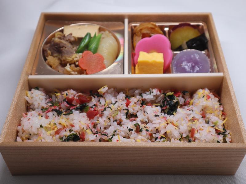 牛すき焼きの梅ちりめんご飯弁当