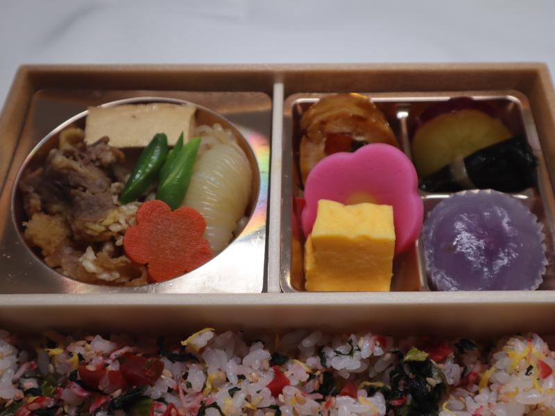 牛すき焼きの梅ちりめんご飯弁当