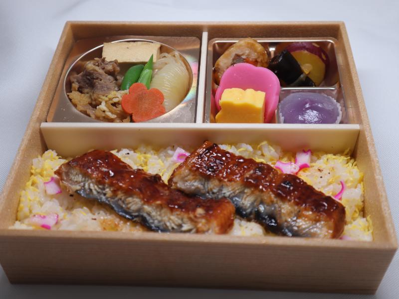 牛すき焼きのうな重弁当