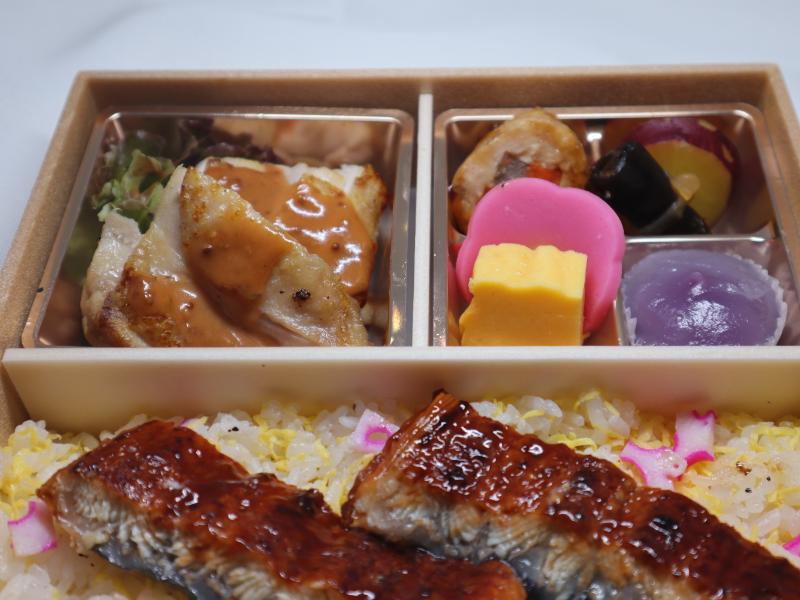 チキンソテーのうな重弁当