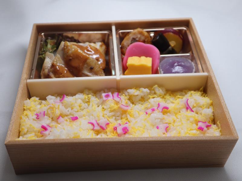 チキンソテーの錦糸ご飯弁当