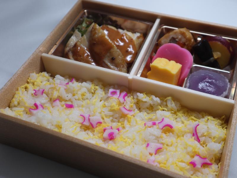 チキンソテーの錦糸ご飯弁当