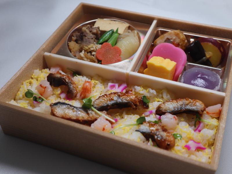 牛すき焼きの鰻と海老のチラシ寿司弁当