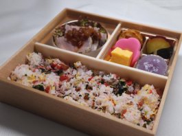 ローストビーフの梅ちりめんご飯弁当