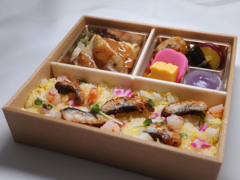 チキンソテーの鰻と海老のチラシ寿司弁当