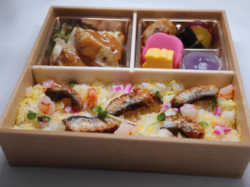 チキンソテーの鰻と海老のチラシ寿司弁当