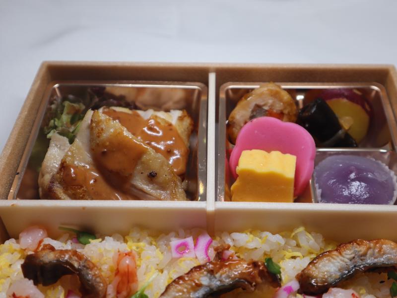 チキンソテーの鰻と海老のチラシ寿司弁当