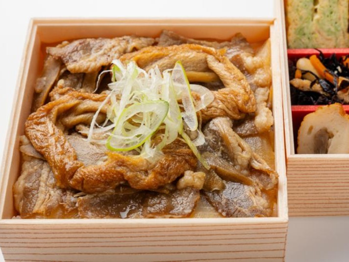特製牛丼と彩り9升の二段弁当