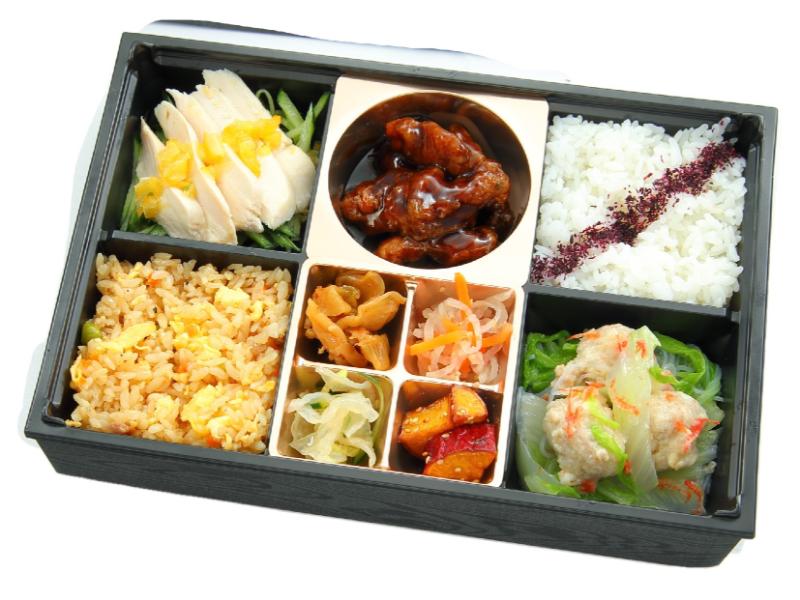 黒毛和牛の香味黒酢ソース合えと特製蒸し鶏弁当