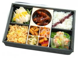 黒毛和牛の香味黒酢ソース合えと特製蒸し鶏弁当