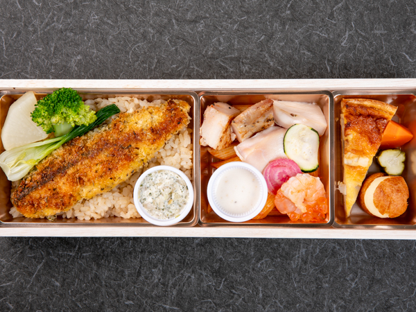 【500mlペット茶付き】ビストロ風鮭弁当