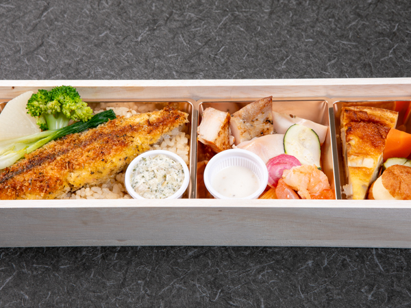 【500mlペット茶付き】ビストロ風鮭弁当