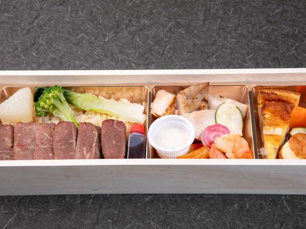 【500mlペット茶付き】サーロインステーキ重の肉尽くし弁当