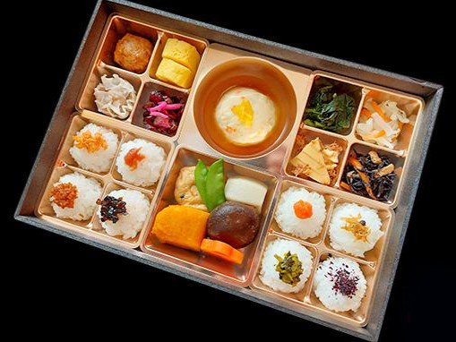 彩(イロドリ) おちょぼ六ます幕の内［105］