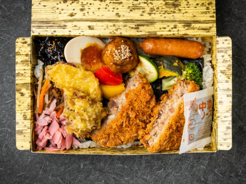 和い寿特製のり弁 和牛和豚のメンチカツ