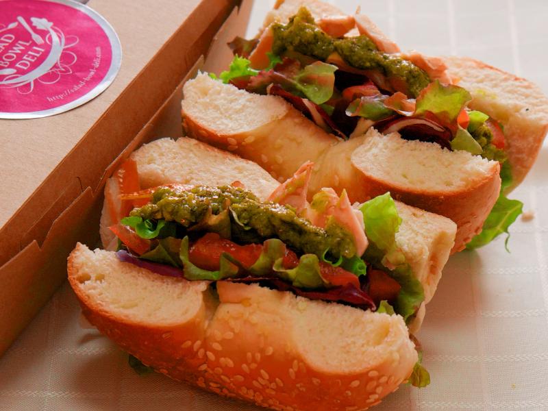 Ｎ．Ｙ．ベーグルサンドイッチ！バジルチキン＆トマト