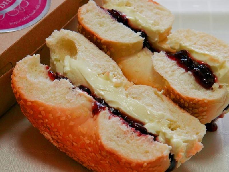 Ｎ．Ｙ．ベーグルサンドイッチ！たっぷりクリームチーズ＆ブルーベリージャム
