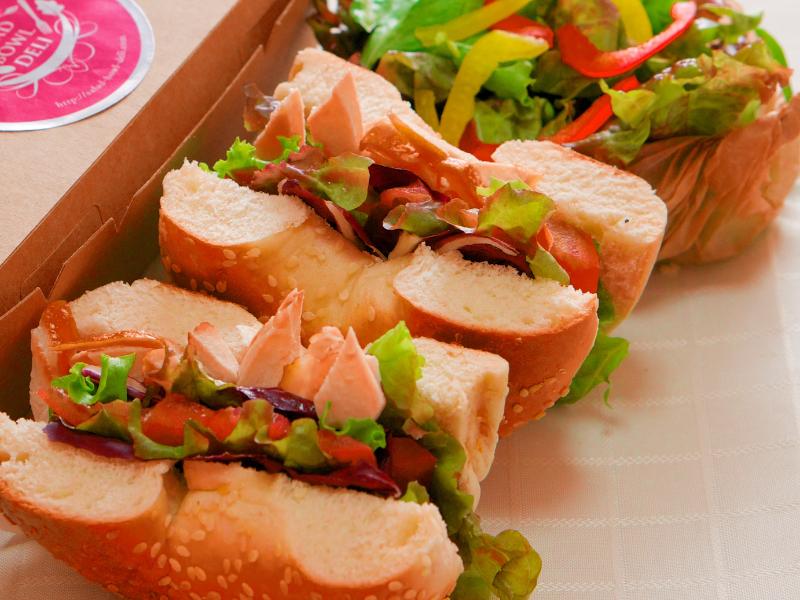 おもてなしBOX！男性向け！ボリュームスモークチキン＆クリームチーズ＆たっぷり！彩色サラダ